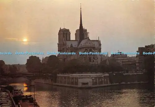 D022114 Paris. Coucher de soleil sur Notre Dame. Lyna Paris. Italcolor