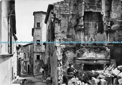 D017731 Les Baux de Provence. Vieille rue du Village et cheminees anciennes. Est