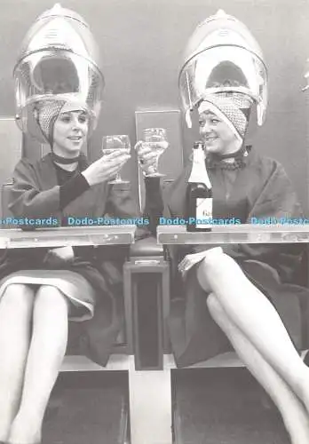 D034197 PT128. Friseur 1965. Philip Townsend. Diese Mädchen gewannen eine Zeitschrift Co