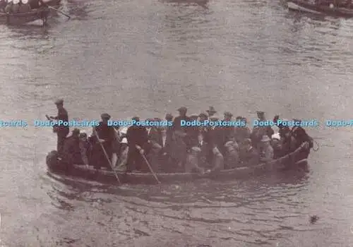 D067546 Nur Stehplatz. ein überfülltes Fährboot. Bridlington. um 1930