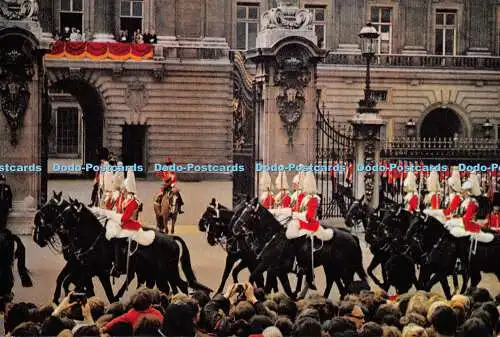 D068194 Rettungsschwimmer reiten an H. M. The Queen im Buckingham Palace vorbei. W. W. Robe