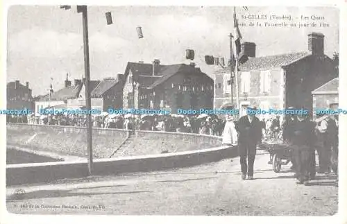 D066400 St. Gilles. Verkäufer. Les Quais pres de la Passerelle un jour de Fete. Bou