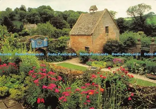 D075608 Gloucestershire. Snowshill Manor. Brunnenhof ansehen. die untere Gartenform