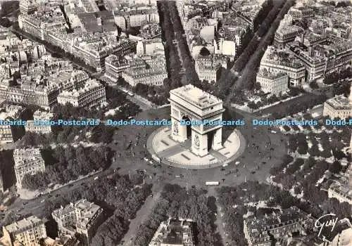 D075199 En Avion. sur Paris. L Etoile. Son arc de triomphe sa place. ses avenues