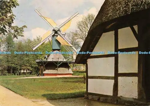 D081159 Heuerhaus und Kokerwindmuhle. im Museumsdorf in Cloppenburg. Freilichtmu