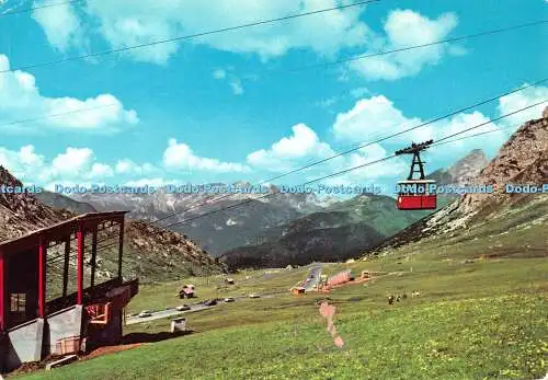 D082032 Dolomiti. Seilbahn für den Berg Pordoi. Pass m.2239. im Rücken