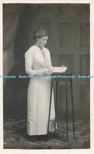R196843 Frau weißes Kleid alte Fotografie Postkarte