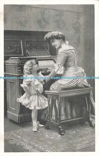 R196912 Frau und Mädchen Postkarte