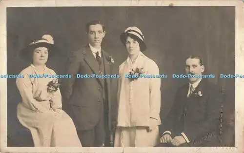 R198549 Scharfe Frauen und Männer Hüte Blumen alte Fotografie Postkarte