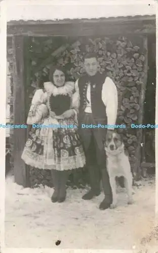 R202895 Frau Mann Hund alte Fotografie Postkarte