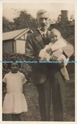 R199918 Mann und Kinder alte Fotopostkarte