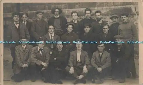 R201814 Gruppenfoto Männer unbekannter Ort alte Fotografie Postkarte