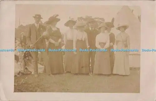 R200359 Gruppenfoto Menschen Hut Anzug unbekannter Ort alte Fotografie Postkarte