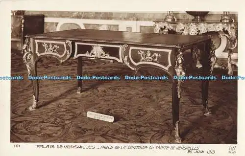 R202187 101 Palais de Versailles Table de la Signature du Traite de Versailles 2