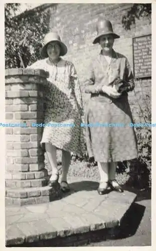 R204437 Frauen Hüte Kleid alte Fotografie Postkarte