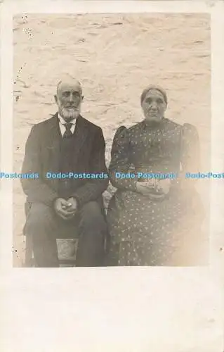 R204723 Frau und Mann sitzen Anzug alte Fotografie Postkarte Opa und Gr