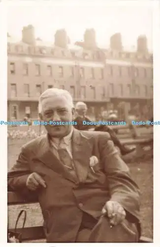 R205008 Mann Anzug Gebäude alte Fotografie Postkarte Anfang 50er Hieronymus