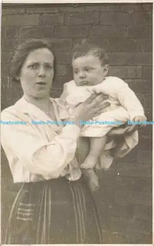 R205055 Frau und Kind alte Fotopostkarte