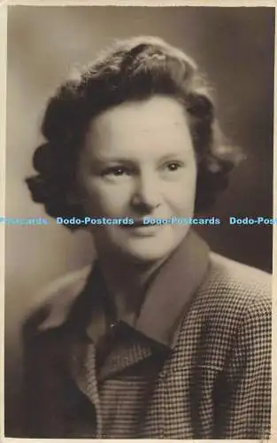 R213010 Frau Portrait alte Fotografie Postkarte