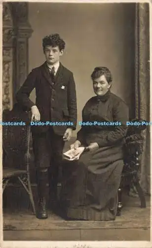 R207840 Frau und junger Mann Anzug Stühle alte Fotografie Postkarte