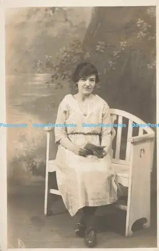 R211350 Frau Stuhl alte Fotografie Postkarte Charles Howell 1923