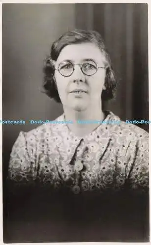 R207988 Frau Brille Portrait alte Fotografie Postkarte 1942