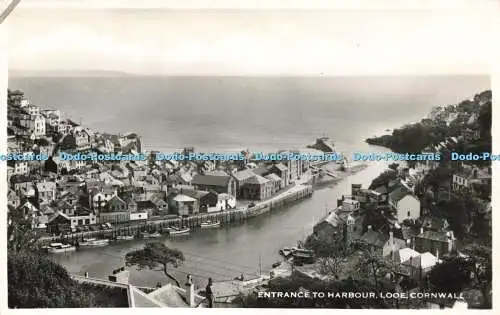 R211567 Eingang zum Hafen Looe Cornwall M und L National Series