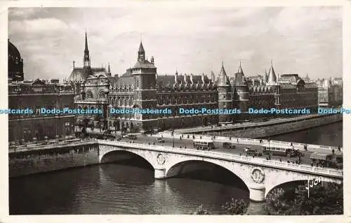 R213529 Paris en Flanant 23 Le Palais de Justice et le Pont au Change Yvon 1950