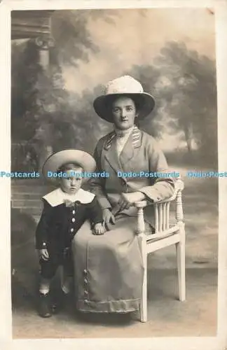 R208345 Frau und kleiner Junge Hut Mantel alte Fotografie Postkarte Stuhl Edgar Brads