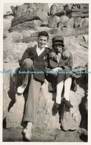 R208348 Frau und Mann Hut Felsen Klippen alte Fotografie Postkarte