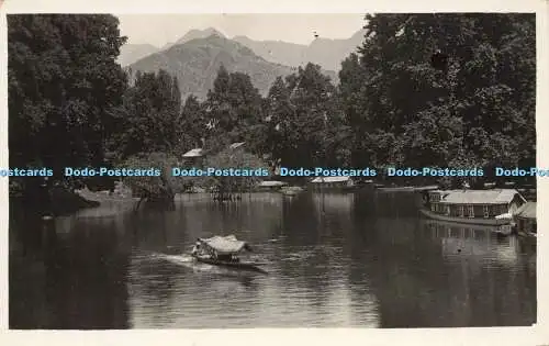 R208505 Vermutlich Indien Boat People Bäume Berg alte Fotografie Postkarte