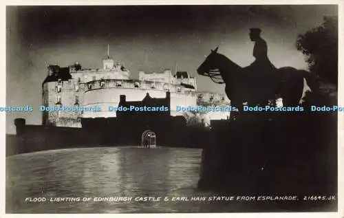 R217310 Flutlicht von Edinburgh Castle und Earl Haig Statue von Esplanade 2