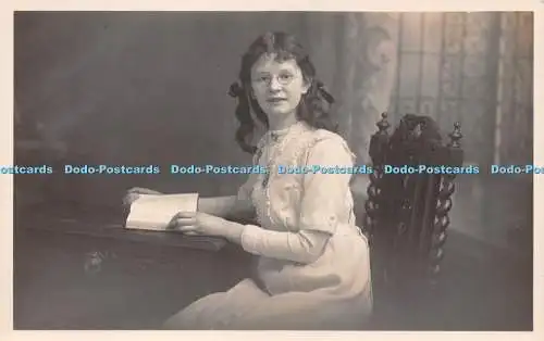 R223495 Frau Brille Stuhl Buch alte Fotografie Postkarte R weiß