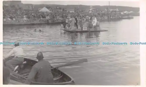 R221047 Unbekannter Ort Boote Menschen alte Fotografie Postkarte