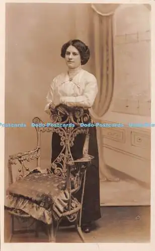 R227046 Frau Stuhl alte Fotografie Postkarte Taylor Bros