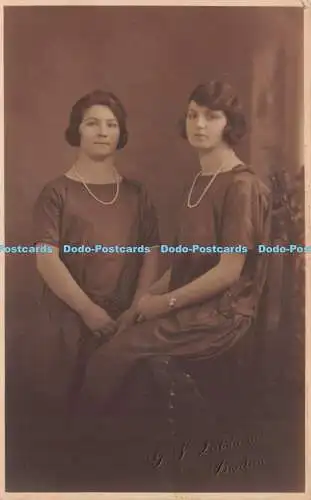 R227546 Frauen G S Ledoham Buxton alte Fotopostkarte
