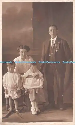 R227698 Familienfoto Frau und Mann Kinder alte Fotografie Postkarte