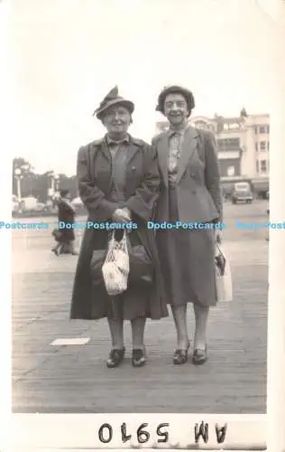 R227757 Frauen unbekannter Ort alte Fotografie Postkarte Hut