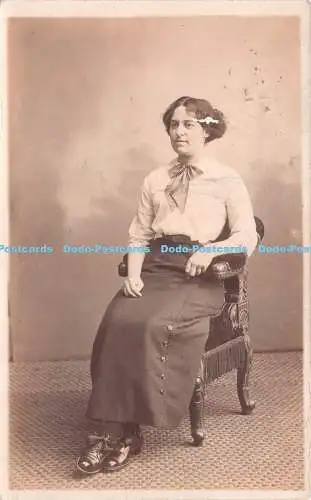 R227849 Frau Bogen Stuhl alte Fotografie Postkarte S J Priester 1913