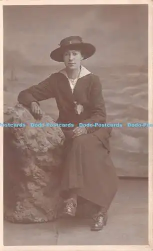 R227861 Frau Hut Rock alte Fotografie Postkarte Montague Cooper