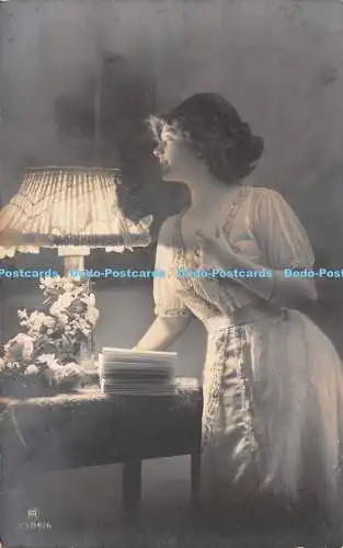 R228228 Frau Lampe Buch Blumen alte Fotografie Postkarte The Carlton Publishing