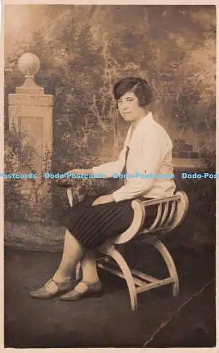 R228881 Frau Stuhl alte Fotografie Postkarte E und J Shepherd High St and Grove