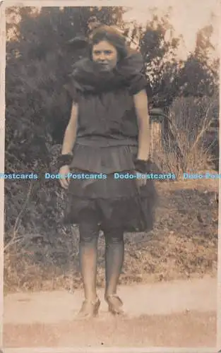 R228882 Frau interessantes Kleid alte Fotografie Postkarte