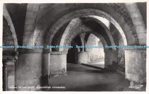 R230603 Bögen der Gruft Gloucester Kathedrale Walter Scott mit Grüßen Rea