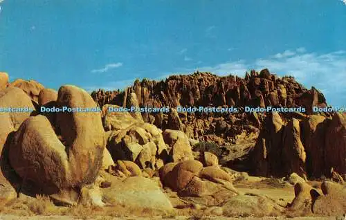 R232334 Alabama Hills Der Highway zum Mt Whitney führt durch einige der ältesten