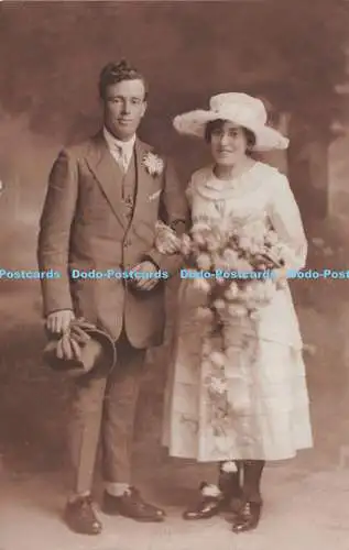 R229437 Mann Frau Hut Anzug Handschuhe Blumen alte Fotografie Postkarte J H Deutsch