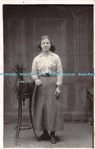 R231082 Unbekanntes Mädchen Portrait Blumentopf Postkarte