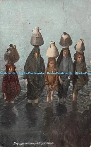 R231094 Groupe femmes a la fontaine Freres Port Said Egypte Postkarte