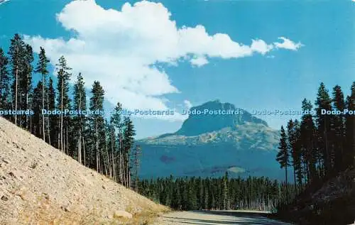R229603 Ein imposanter Blick auf Chief Mountain Water ton Lakes Nationalpark Kanada