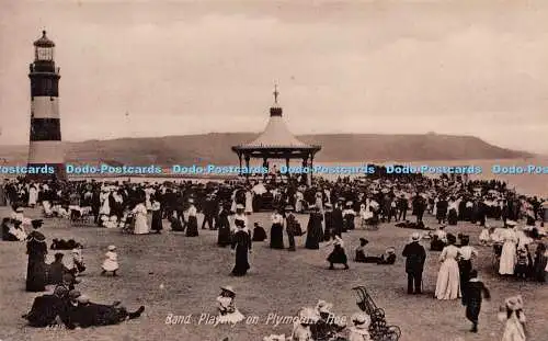 R234015 Band spielt auf Plymouth Hoe Nu Vu Valentine